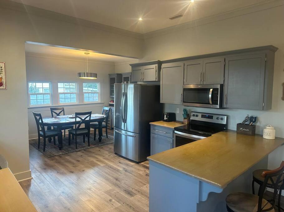 Local With A Side Of Cozy Apartment Enterprise Exterior photo