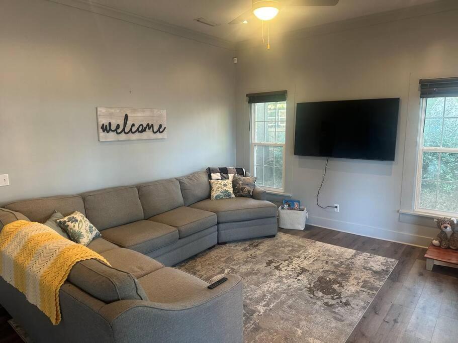 Local With A Side Of Cozy Apartment Enterprise Exterior photo