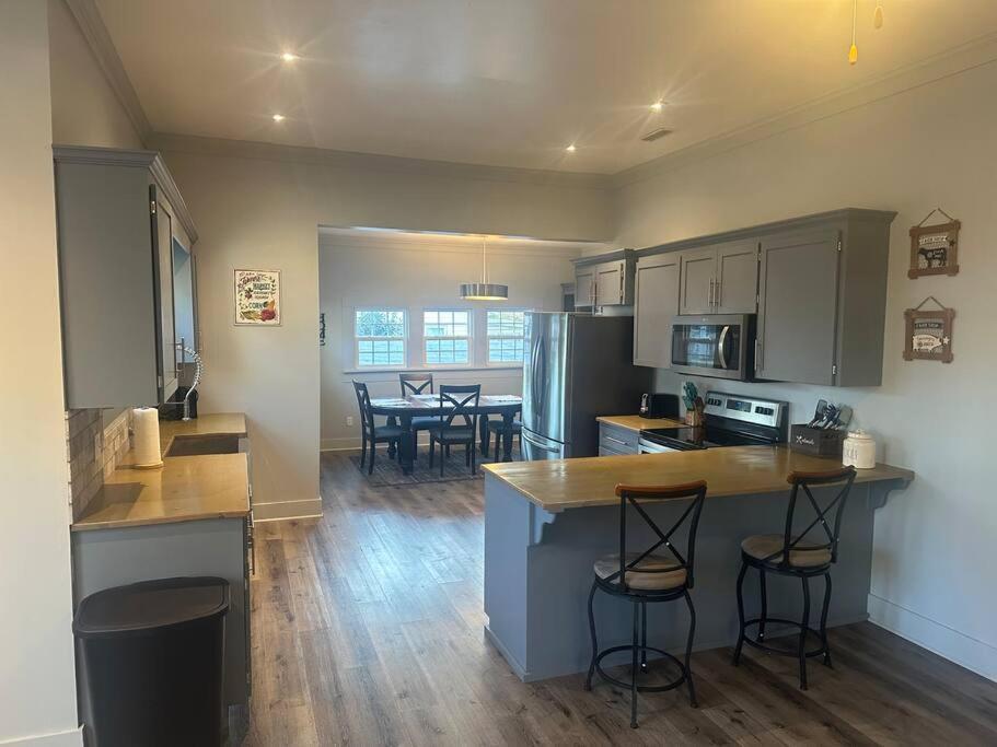 Local With A Side Of Cozy Apartment Enterprise Exterior photo