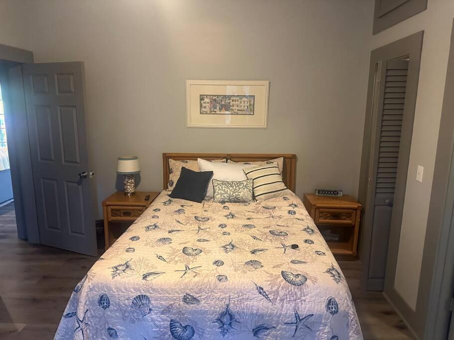 Local With A Side Of Cozy Apartment Enterprise Exterior photo